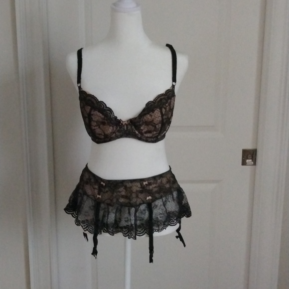 Victoria's secret bra and garter belt medium - Picture 1 of 5